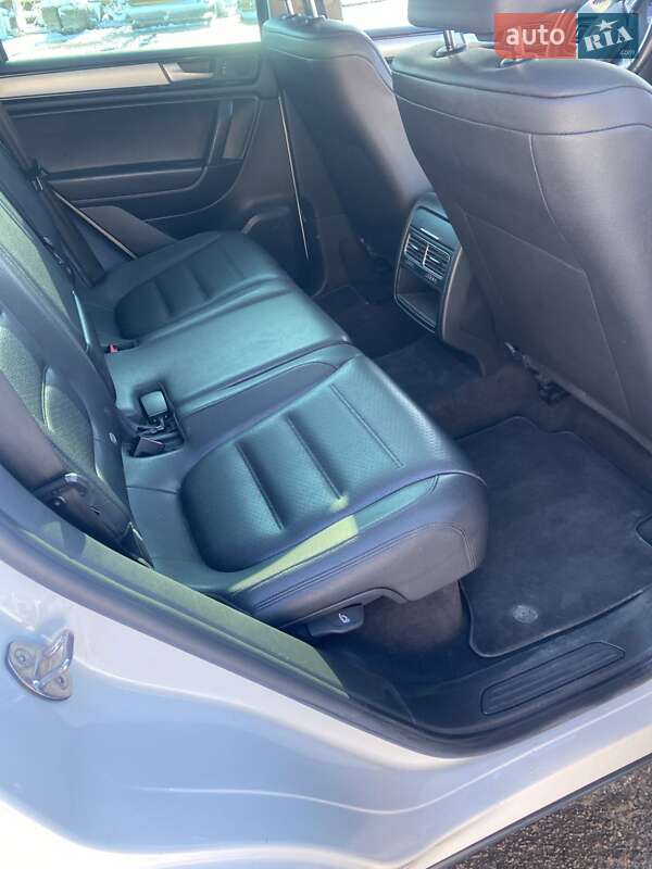 Внедорожник / Кроссовер Volkswagen Touareg 2014 в Львове
