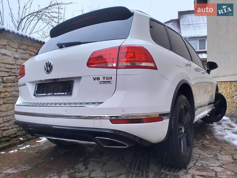 Позашляховик / Кросовер Volkswagen Touareg 2016 в Рівному