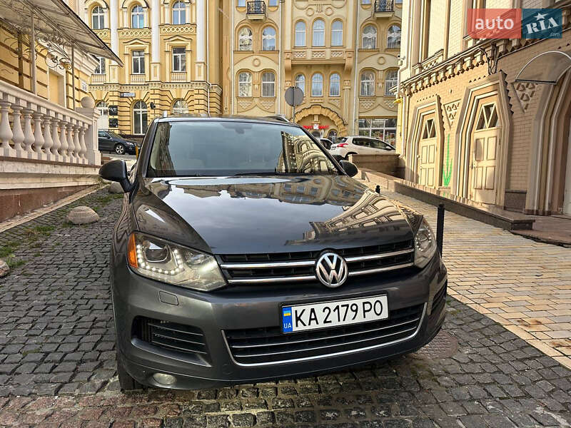 Позашляховик / Кросовер Volkswagen Touareg 2011 в Києві