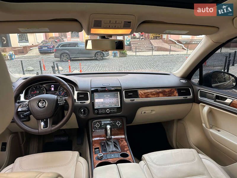 Позашляховик / Кросовер Volkswagen Touareg 2011 в Києві