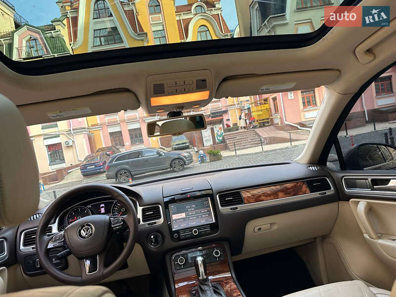 Позашляховик / Кросовер Volkswagen Touareg 2011 в Києві