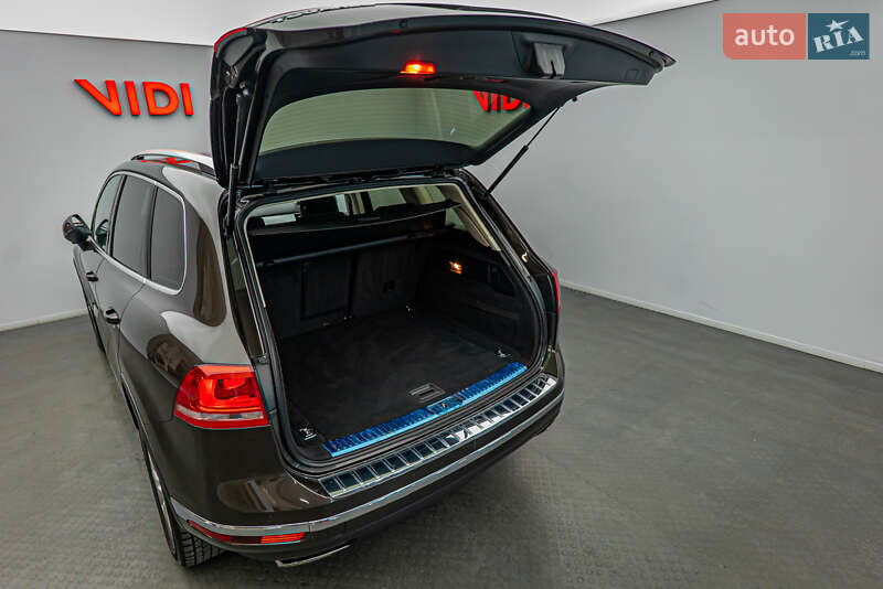 Позашляховик / Кросовер Volkswagen Touareg 2015 в Києві