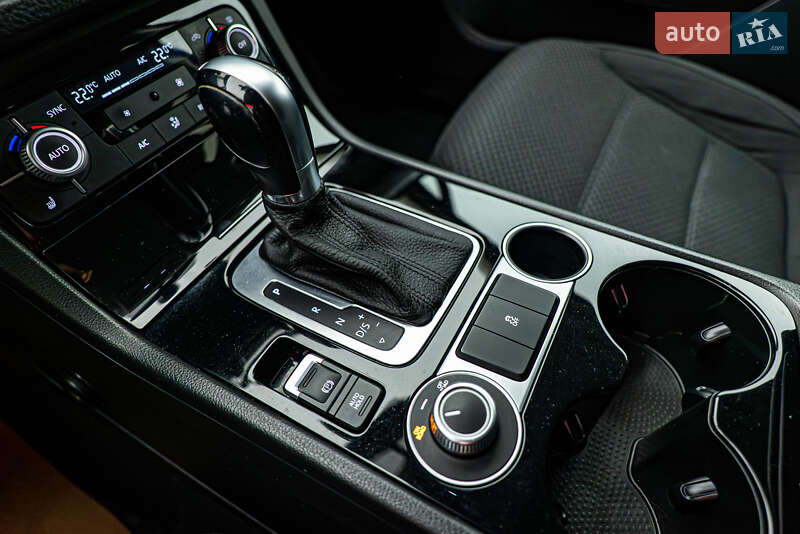 Позашляховик / Кросовер Volkswagen Touareg 2015 в Києві