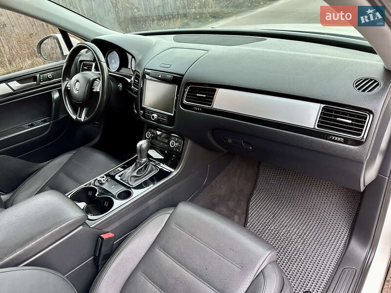 Внедорожник / Кроссовер Volkswagen Touareg 2010 в Киеве