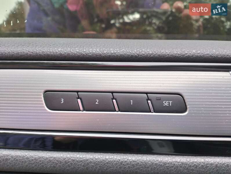 Позашляховик / Кросовер Volkswagen Touareg 2016 в Рівному