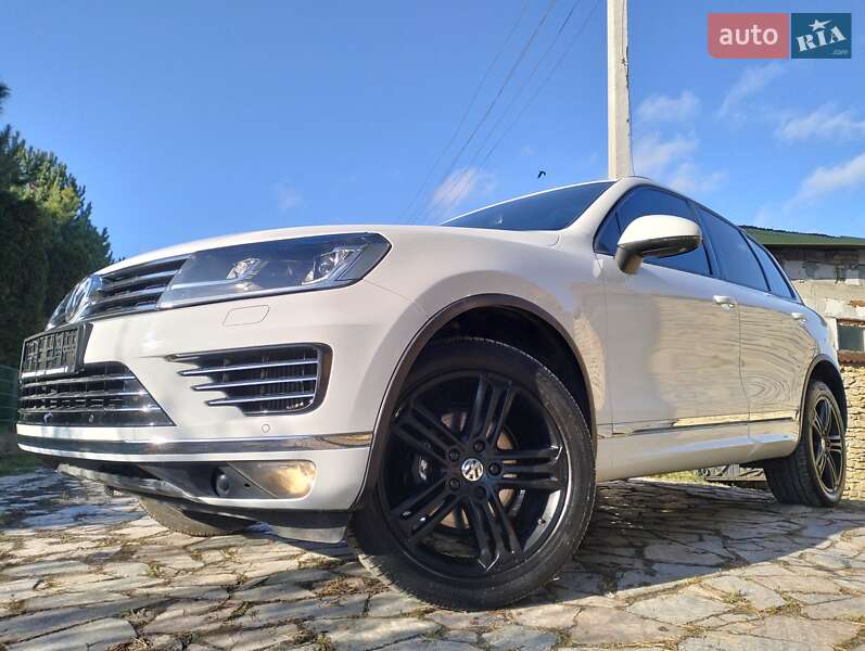 Позашляховик / Кросовер Volkswagen Touareg 2016 в Рівному