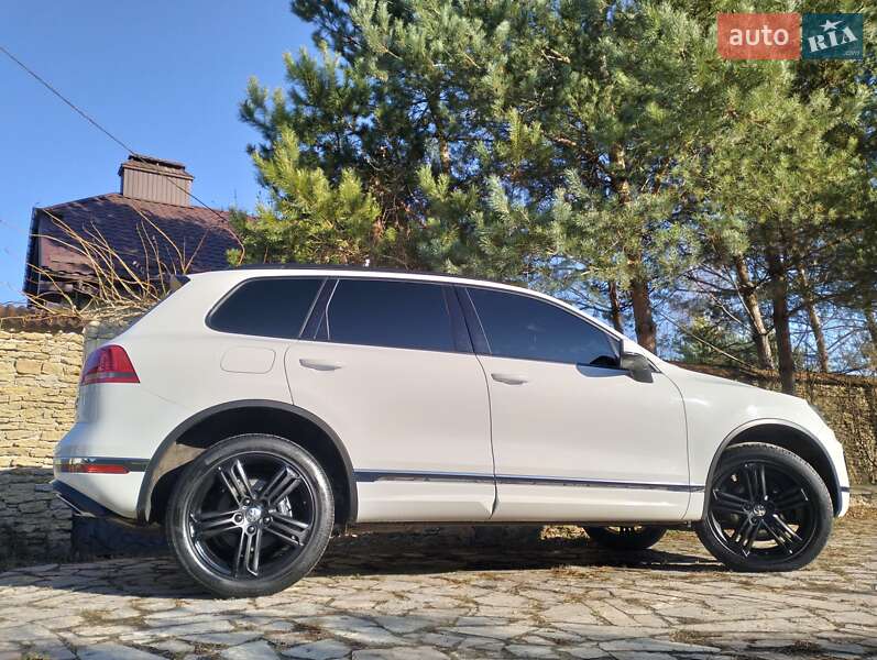 Позашляховик / Кросовер Volkswagen Touareg 2016 в Рівному