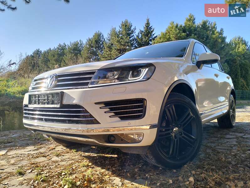 Позашляховик / Кросовер Volkswagen Touareg 2016 в Рівному