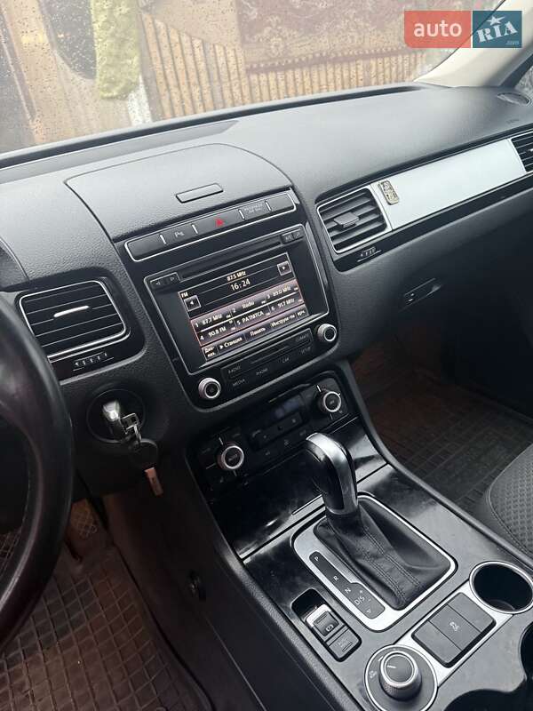 Позашляховик / Кросовер Volkswagen Touareg 2015 в Старій Синяві