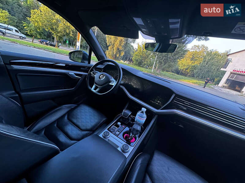 Позашляховик / Кросовер Volkswagen Touareg 2018 в Києві