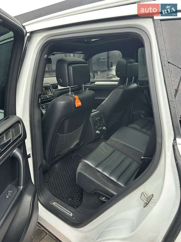 Внедорожник / Кроссовер Volkswagen Touareg 2015 в Киеве