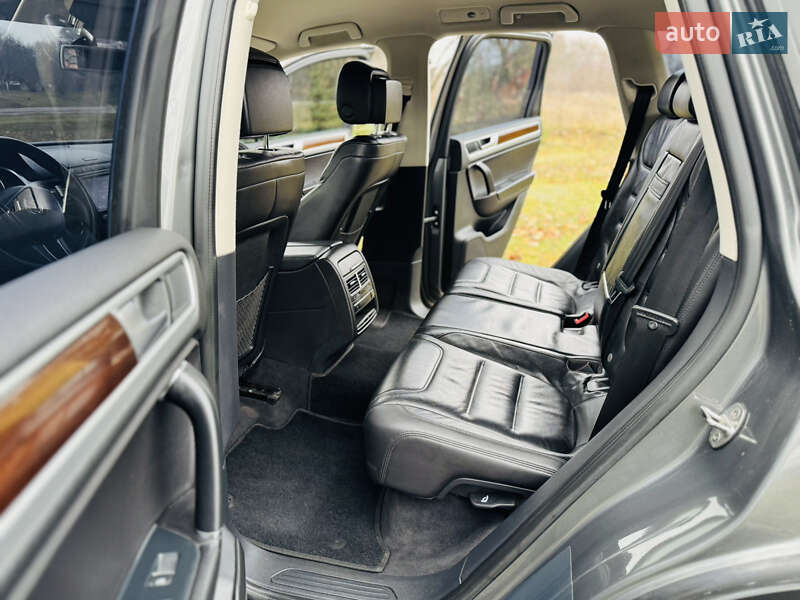 Позашляховик / Кросовер Volkswagen Touareg 2016 в Ромнах