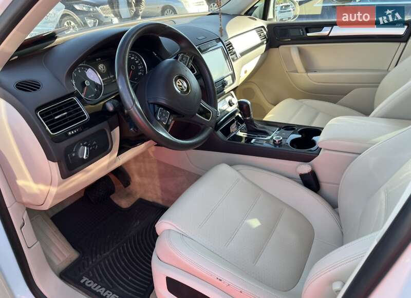 Внедорожник / Кроссовер Volkswagen Touareg 2013 в Львове