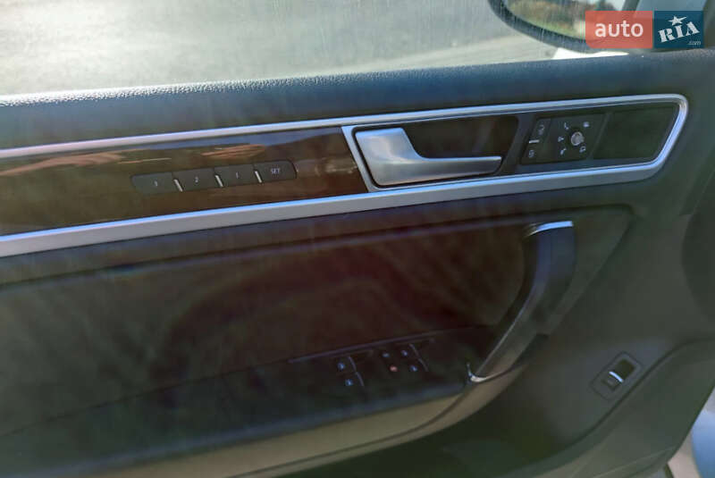 Внедорожник / Кроссовер Volkswagen Touareg 2012 в Ровно