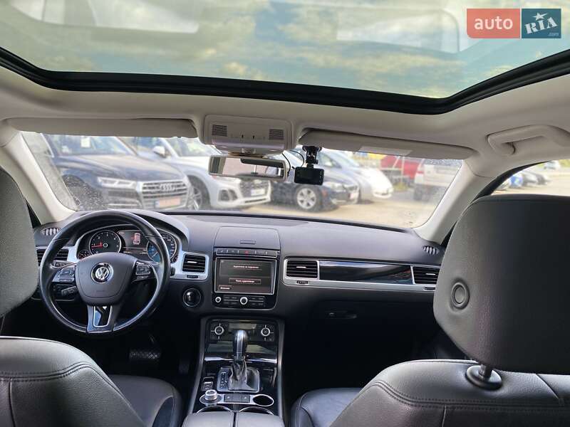 Внедорожник / Кроссовер Volkswagen Touareg 2014 в Ужгороде