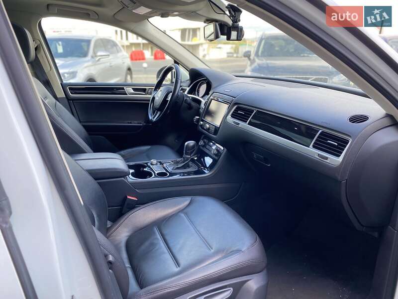 Внедорожник / Кроссовер Volkswagen Touareg 2014 в Ужгороде