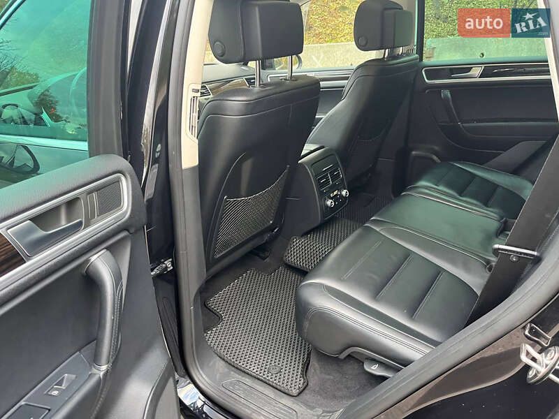 Внедорожник / Кроссовер Volkswagen Touareg 2014 в Киеве