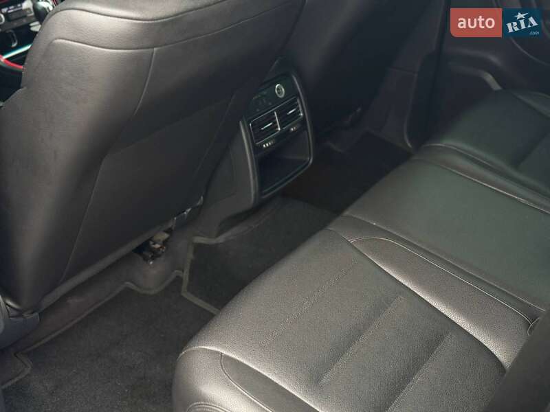 Позашляховик / Кросовер Volkswagen Touareg 2013 в Запоріжжі