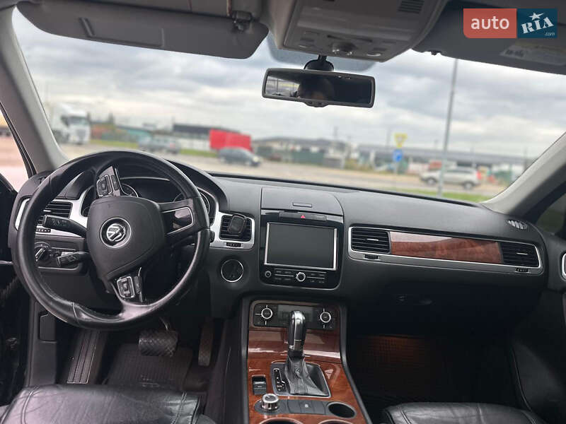 Внедорожник / Кроссовер Volkswagen Touareg 2012 в Львове