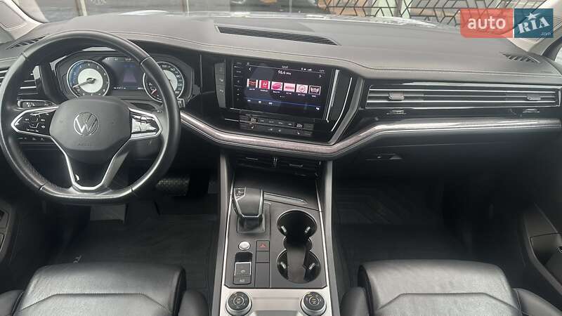 Позашляховик / Кросовер Volkswagen Touareg 2020 в Києві