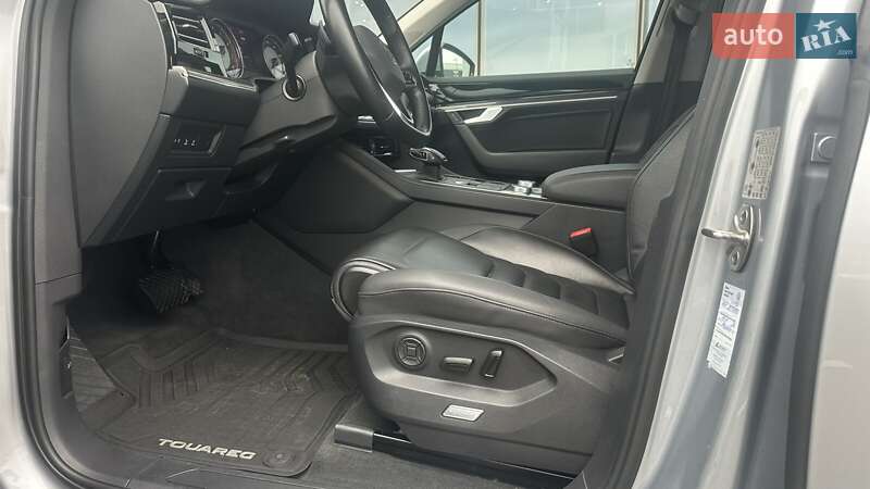 Позашляховик / Кросовер Volkswagen Touareg 2020 в Києві