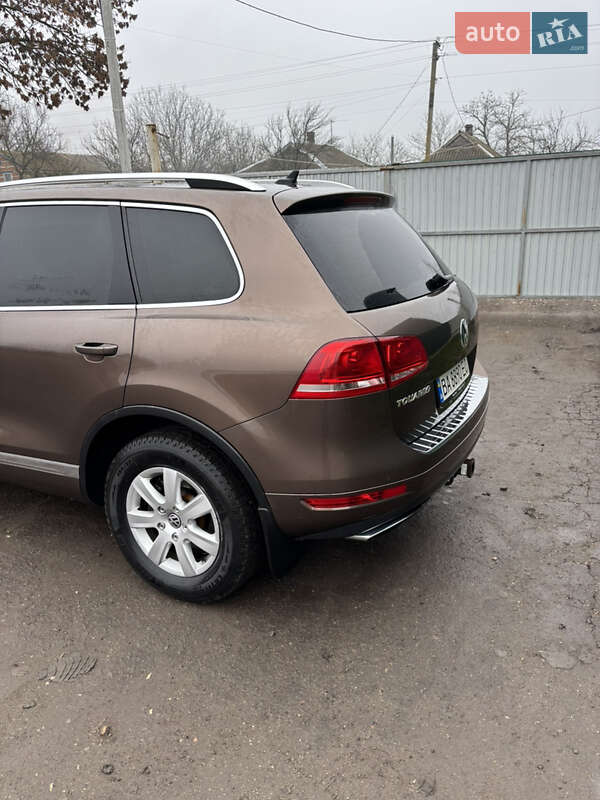 Позашляховик / Кросовер Volkswagen Touareg 2011 в Долинській