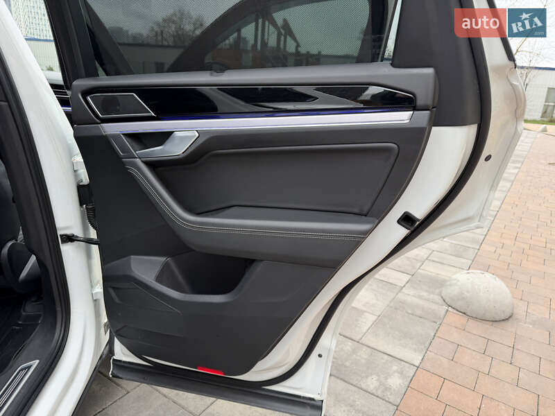 Внедорожник / Кроссовер Volkswagen Touareg 2018 в Киеве