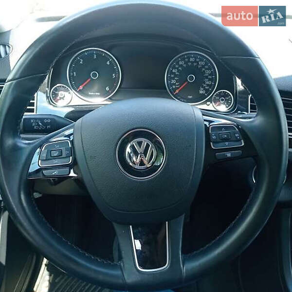 Позашляховик / Кросовер Volkswagen Touareg 2014 в Києві
