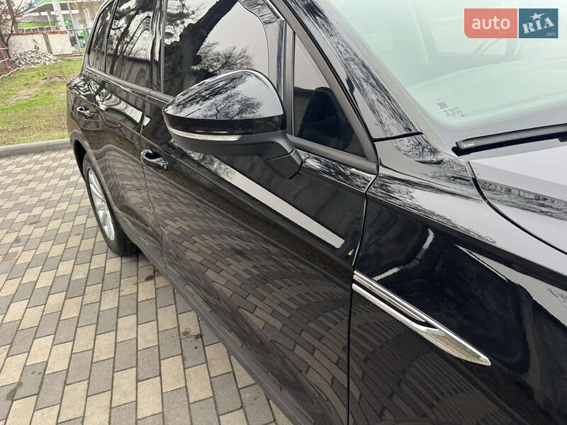 Позашляховик / Кросовер Volkswagen Touareg 2020 в Києві