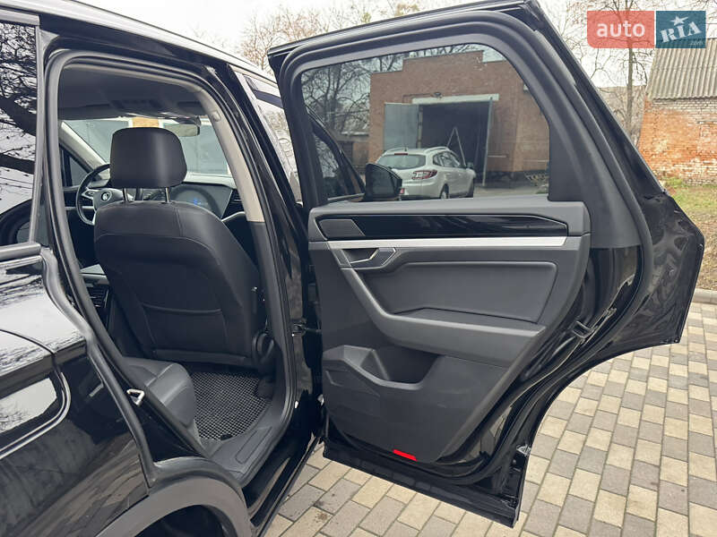Позашляховик / Кросовер Volkswagen Touareg 2020 в Києві