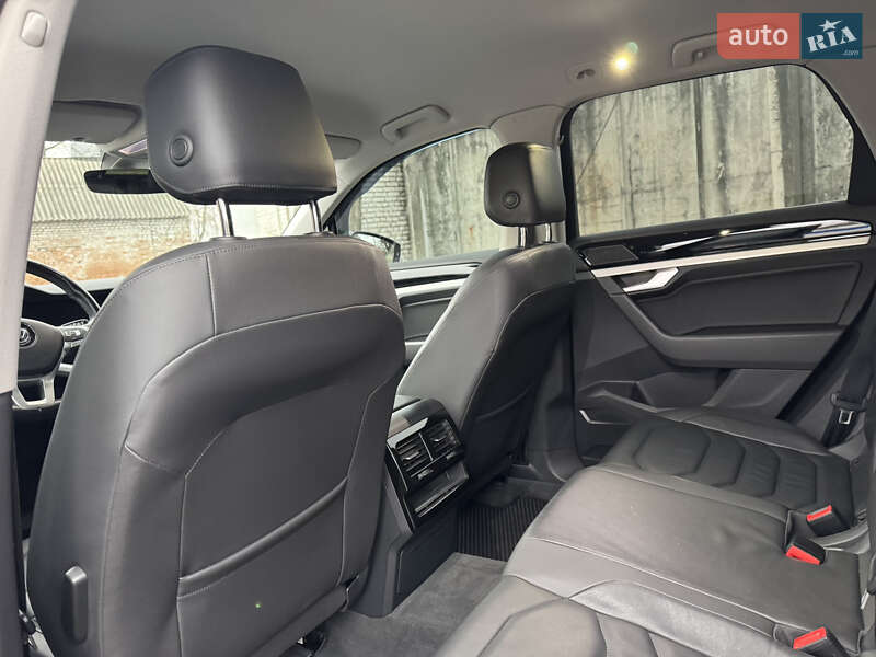 Позашляховик / Кросовер Volkswagen Touareg 2020 в Києві