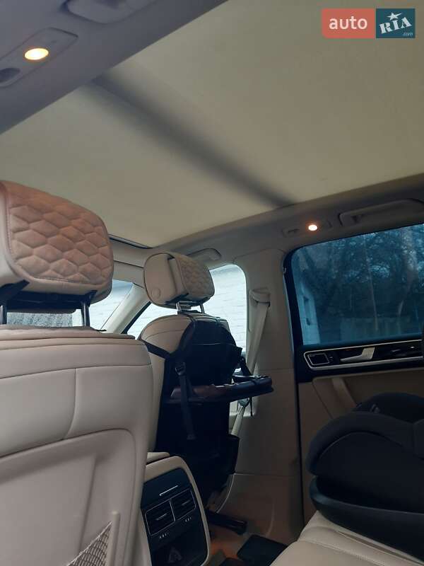 Позашляховик / Кросовер Volkswagen Touareg 2011 в Ірпені