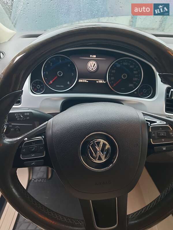 Позашляховик / Кросовер Volkswagen Touareg 2011 в Ірпені