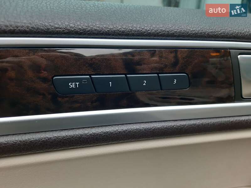 Позашляховик / Кросовер Volkswagen Touareg 2011 в Ірпені