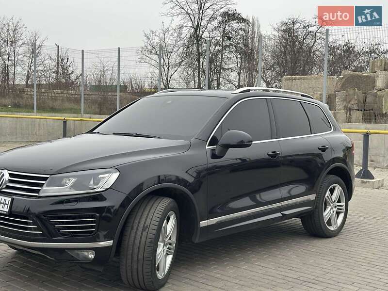 Позашляховик / Кросовер Volkswagen Touareg 2015 в Первомайську