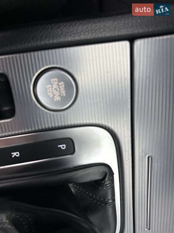 Позашляховик / Кросовер Volkswagen Touareg 2015 в Первомайську