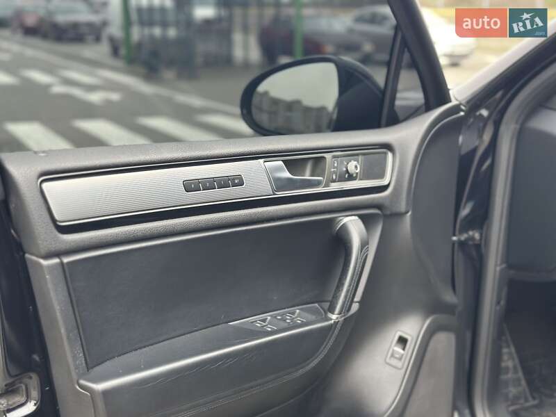 Позашляховик / Кросовер Volkswagen Touareg 2015 в Первомайську