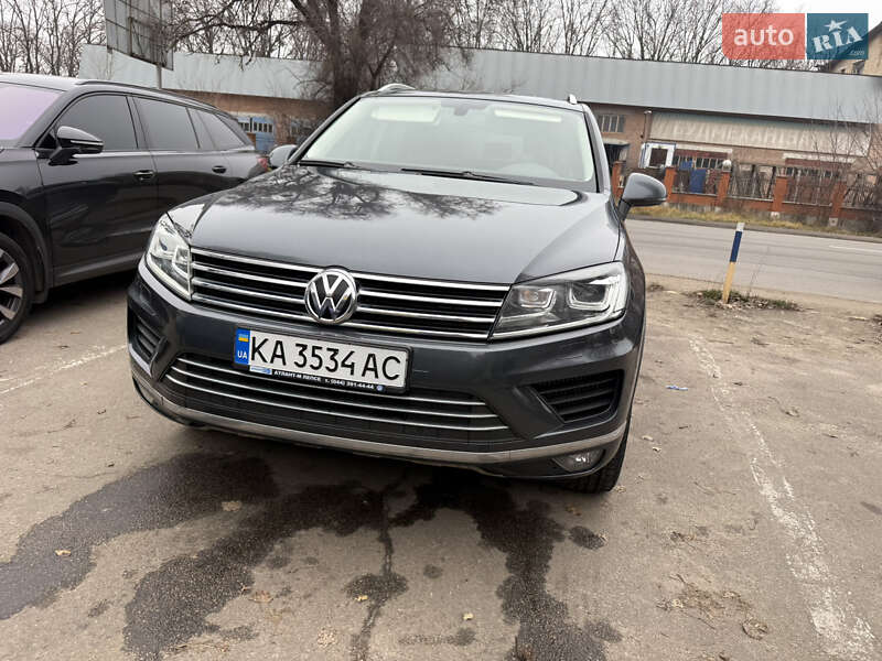 Позашляховик / Кросовер Volkswagen Touareg 2016 в Києві