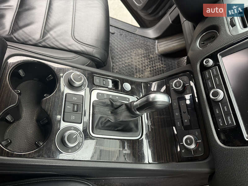 Позашляховик / Кросовер Volkswagen Touareg 2016 в Києві