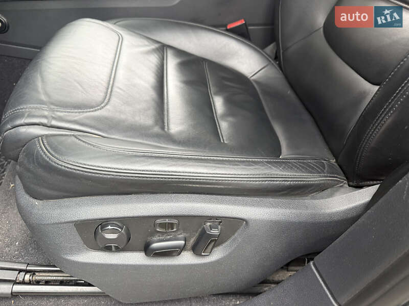 Позашляховик / Кросовер Volkswagen Touareg 2016 в Києві