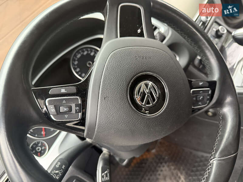 Позашляховик / Кросовер Volkswagen Touareg 2016 в Києві