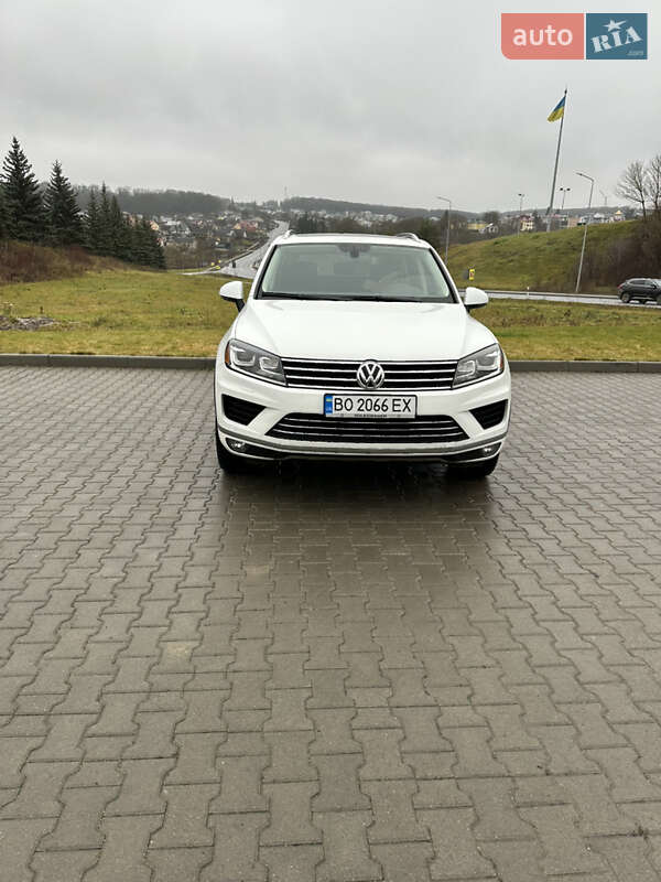 Внедорожник / Кроссовер Volkswagen Touareg 2015 в Тернополе