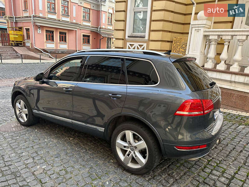 Внедорожник / Кроссовер Volkswagen Touareg 2011 в Киеве