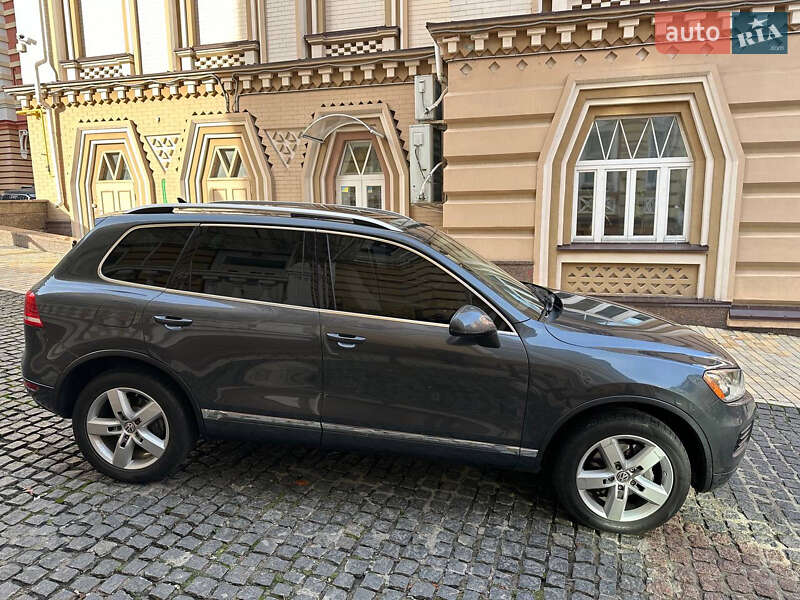 Внедорожник / Кроссовер Volkswagen Touareg 2011 в Киеве
