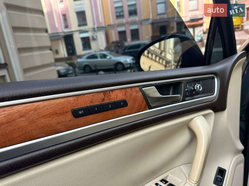 Внедорожник / Кроссовер Volkswagen Touareg 2011 в Киеве