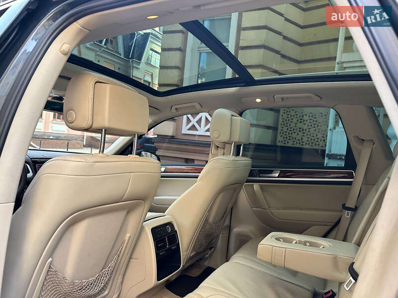 Внедорожник / Кроссовер Volkswagen Touareg 2011 в Киеве