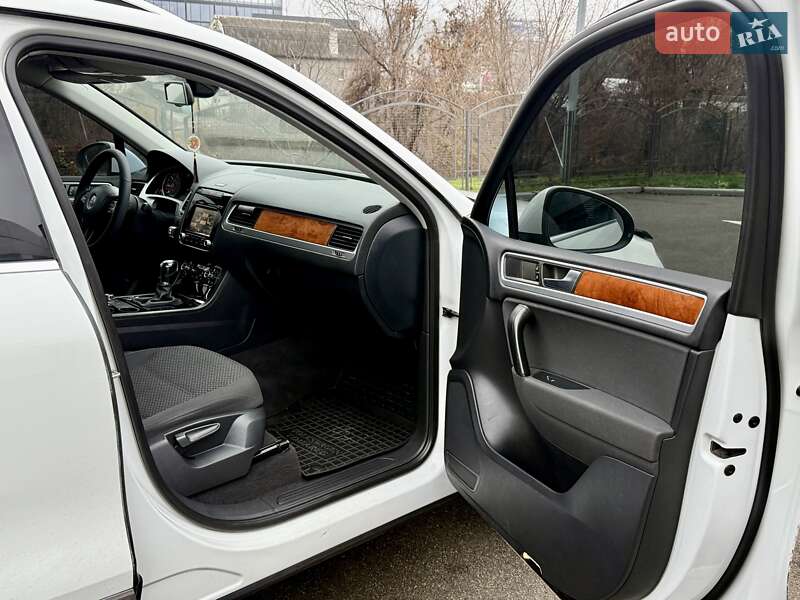 Внедорожник / Кроссовер Volkswagen Touareg 2014 в Киеве