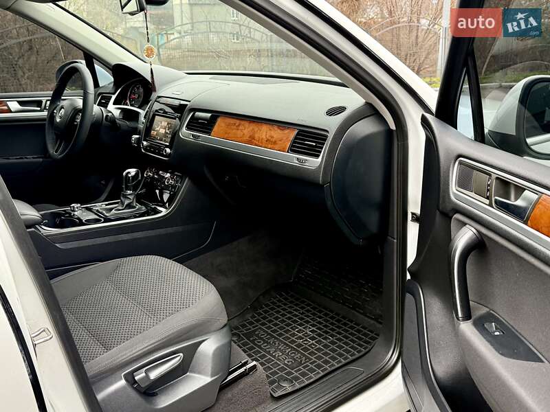 Внедорожник / Кроссовер Volkswagen Touareg 2014 в Киеве