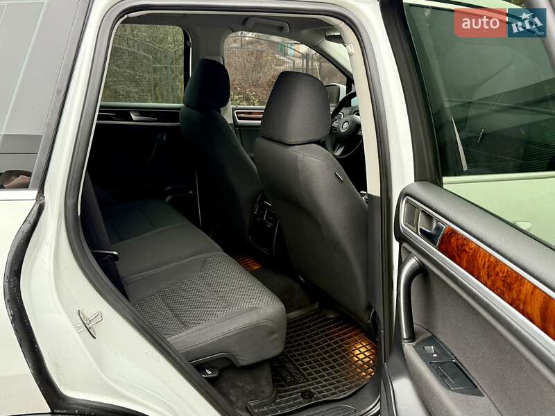 Внедорожник / Кроссовер Volkswagen Touareg 2014 в Киеве