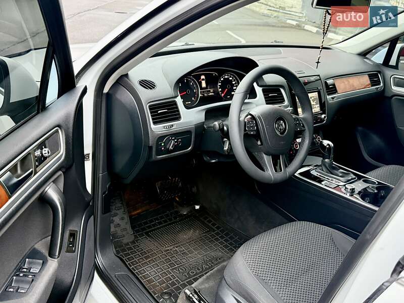 Внедорожник / Кроссовер Volkswagen Touareg 2014 в Киеве